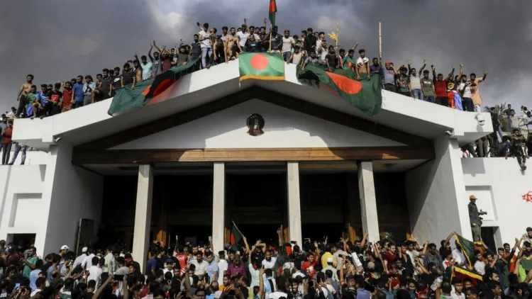 Bangladesh Protests Escalate as Demonstrators Storm Historical Monument