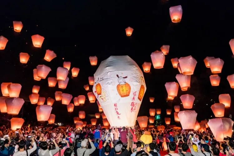 Taiwan’s Sky Lantern Festival Lights Up the Night Sky, Draws Huge Crowds